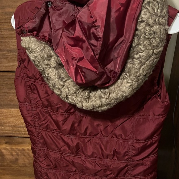 Zip up sleeveless jacket with pockets and hood. - Picture 2 of 3